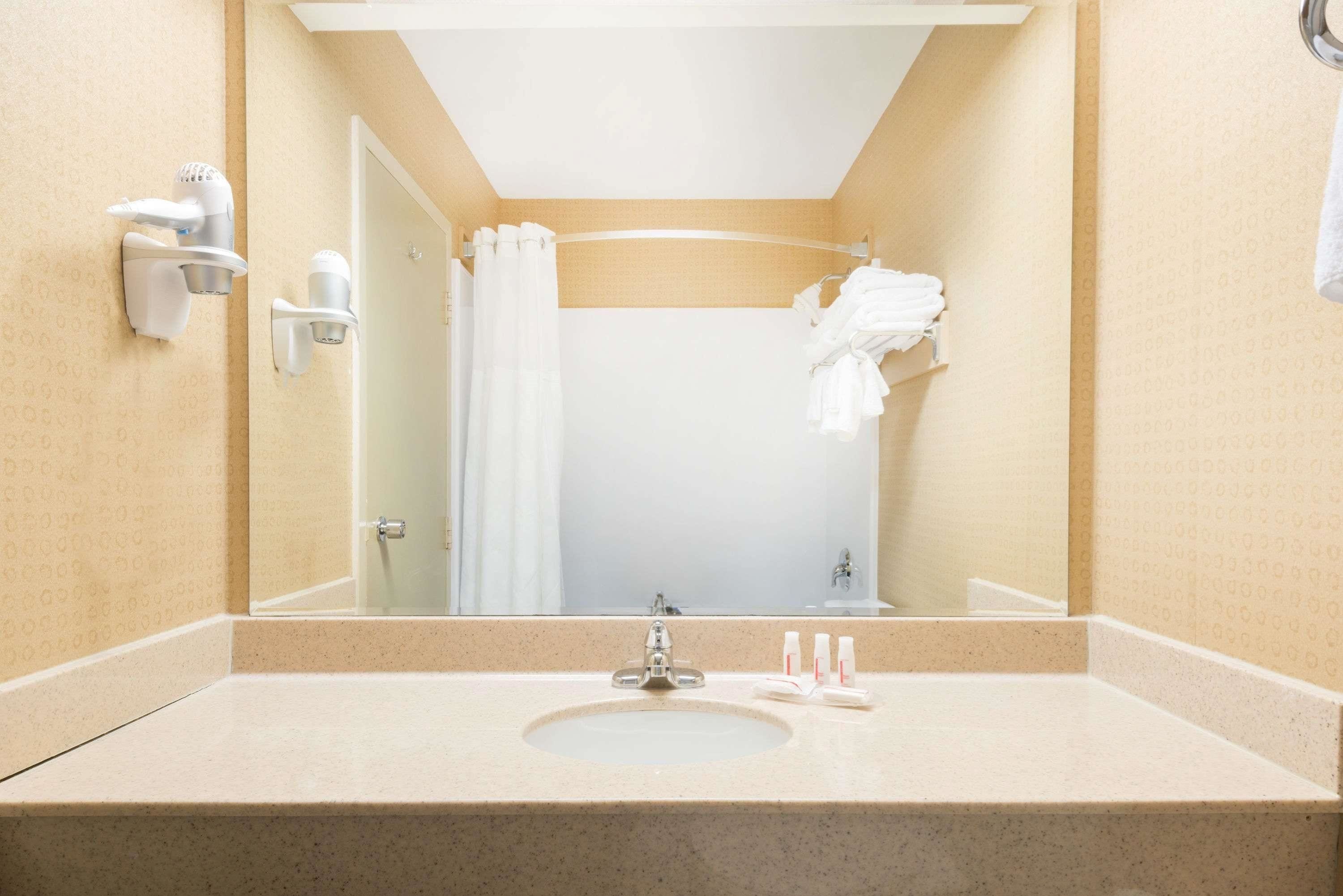 combined shower/bathtub, eco-friendly toiletries, hair dryer, towels