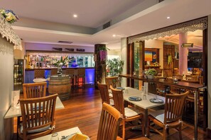 Déjeuner et dßner servis sur place, plats Cuisine thaï, vue sur la mer