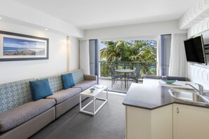 Flat-screen TV, DVD player - Ramada Resort by Wyndham Golden Beach (Golden Beach)