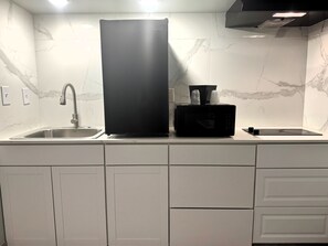 Suite, 1 cama de matrimonio grande, no fumadores | Caja fuerte, decoración individual, mobiliario individual y escritorio