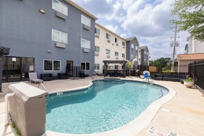 Outdoor pool, sun loungers - Wingate by Wyndham Humble/Houston Intercontinental Airport (Humble)