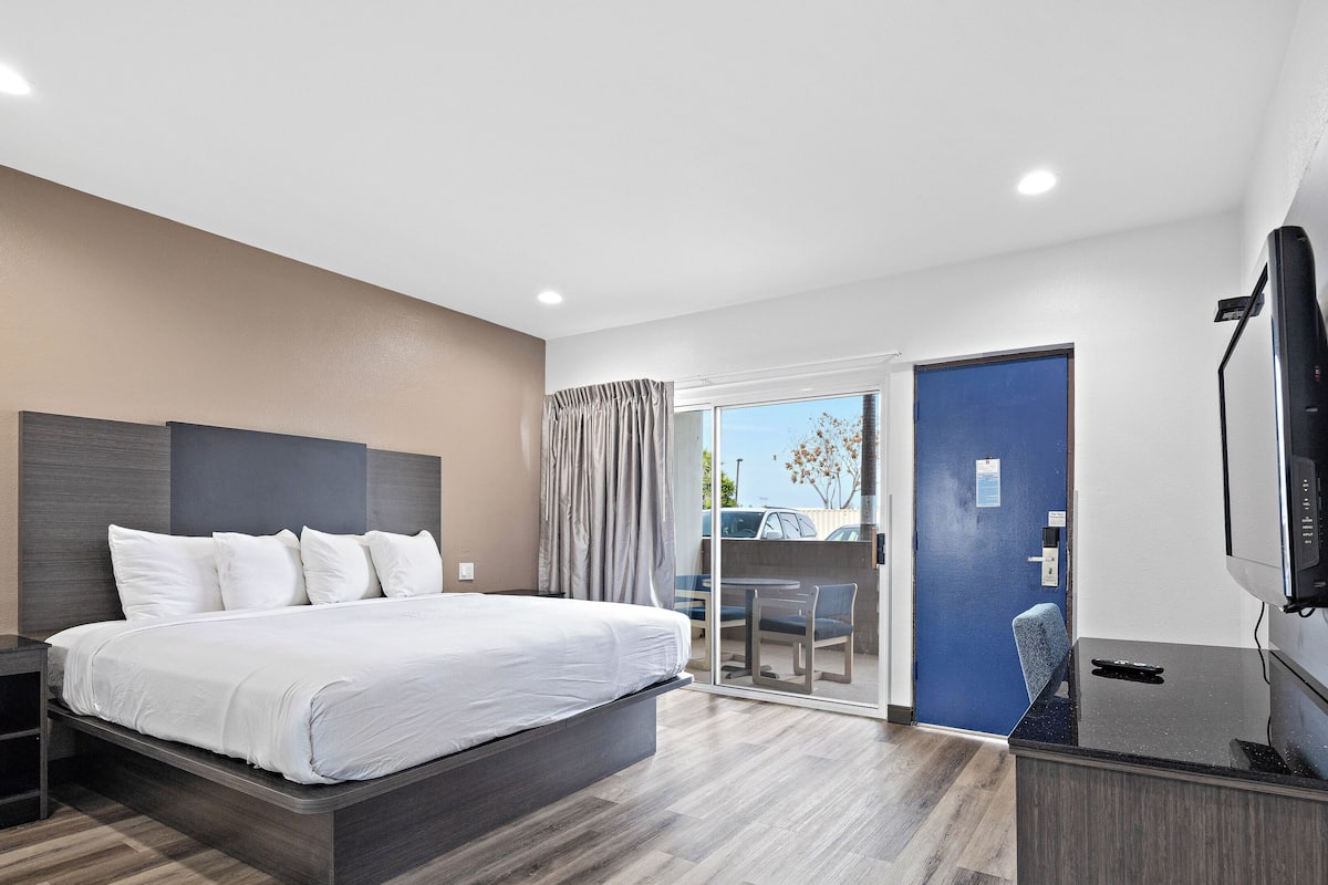 Blackout drapes, soundproofing, iron/ironing board, free WiFi