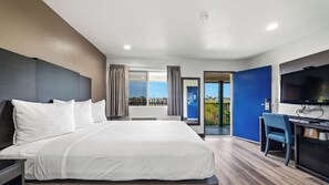 Deluxe Room, 1 Queen Bed, Accessible, Non Smoking | Blackout drapes, soundproofing, iron/ironing board, free WiFi - Motel 6 Oceanside, CA Marina / Camp Pendleton (Oceanside)