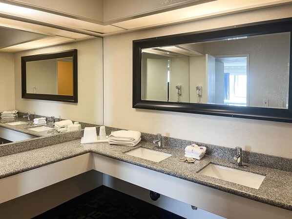 Combined shower/tub, free toiletries, hair dryer, towels