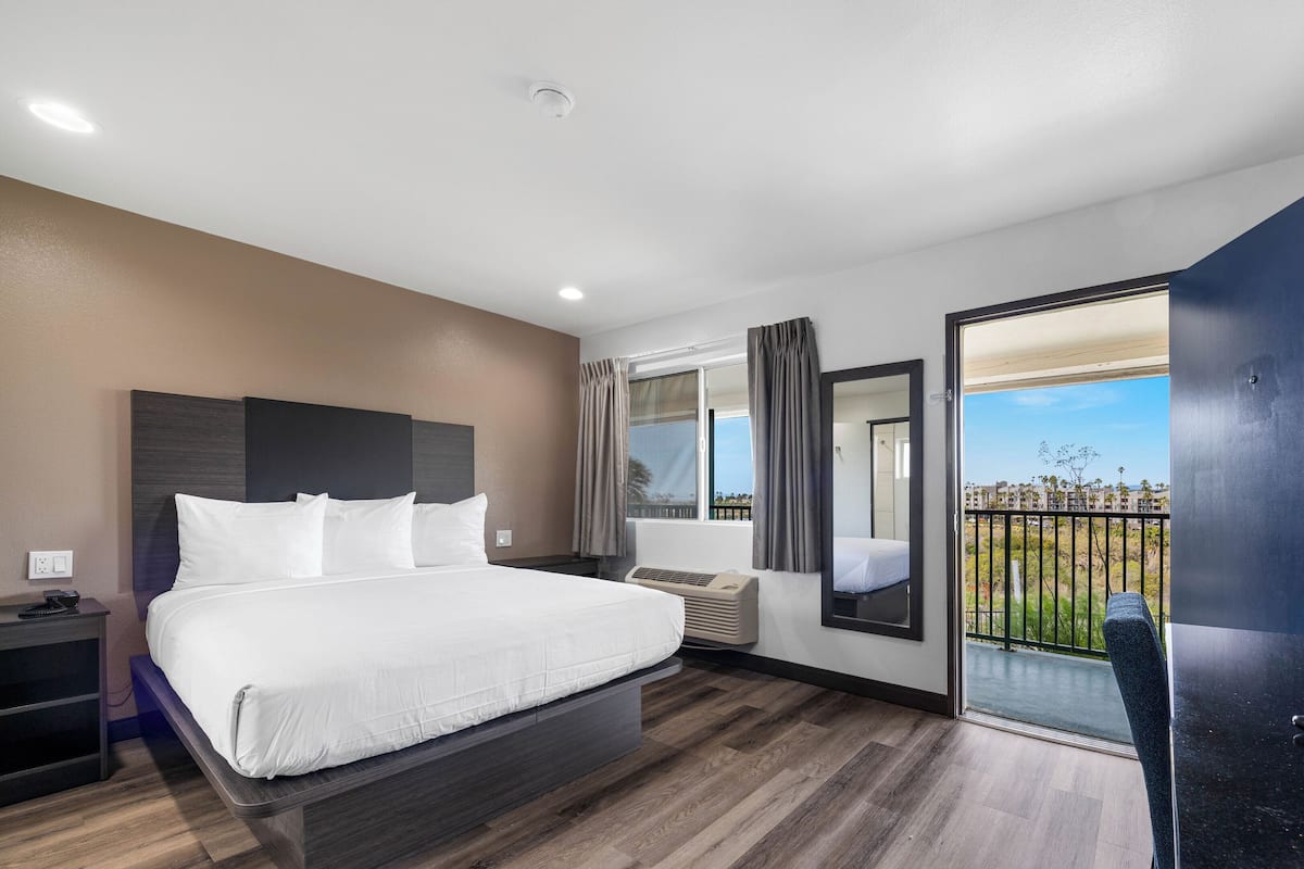 Deluxe Room, 1 Queen Bed, Accessible, Non Smoking | Blackout drapes, soundproofing, iron/ironing board, free WiFi