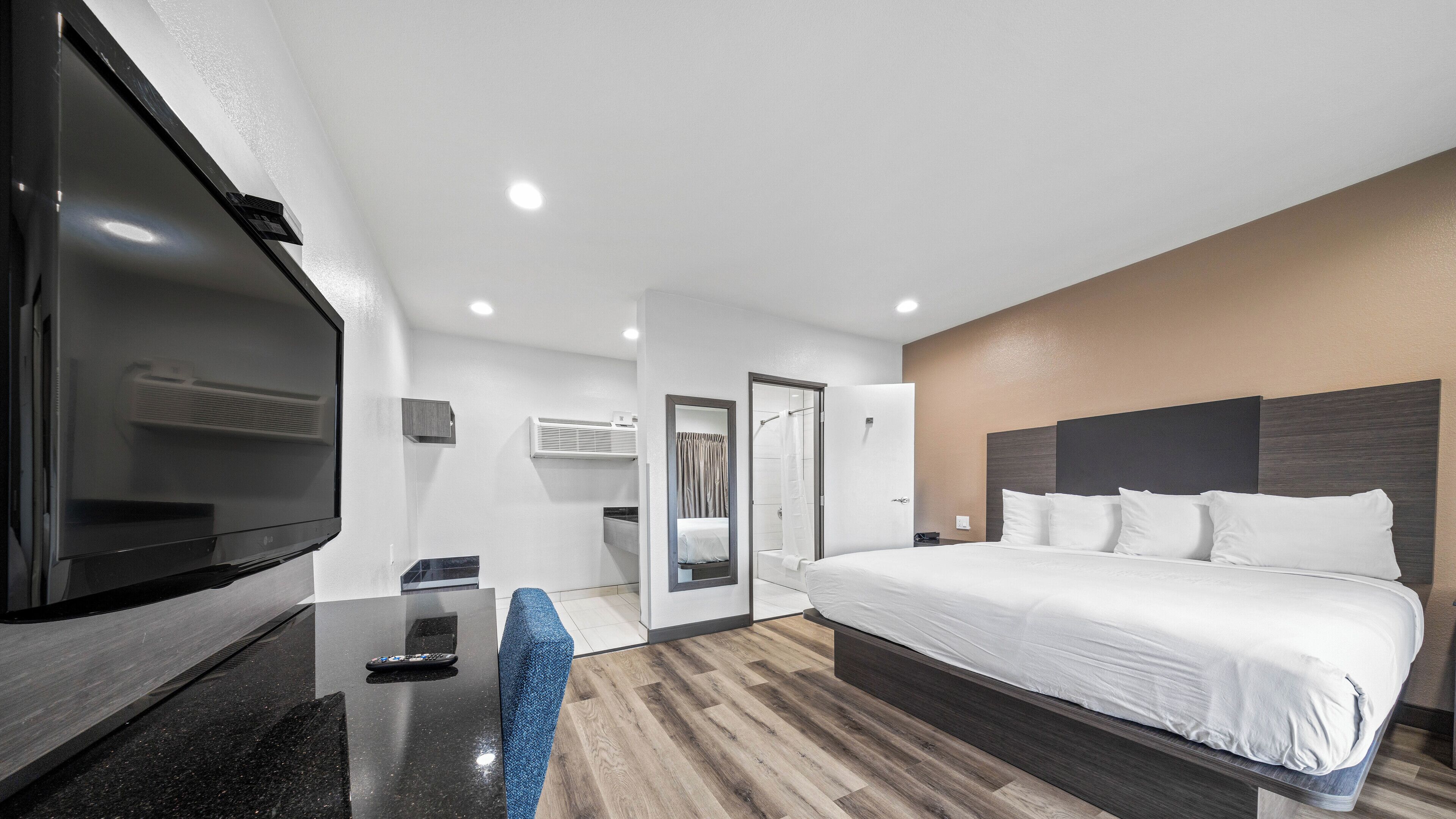 ستائر تعتيم وتجهيزات عازلة للصوت ومكواة/لوح كي وواي فاي مجانًا