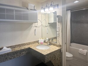 Combined shower/bathtub, free toiletries, hair dryer, towels
