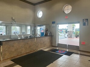 Lobby - Motel 6 Oceanside, CA Marina / Camp Pendleton (Oceanside)