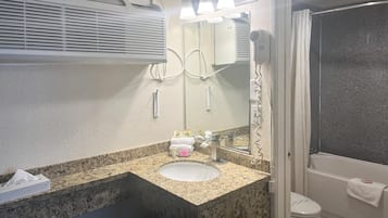 Tina con regadera, amenidades de baño gratuitas, secadora de cabello