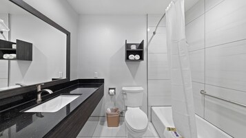 Combined shower/tub, free toiletries, hair dryer, towels