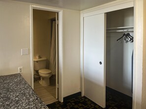 Deluxe Room, 1 King Bed, Accessible, Non Smoking | Bathroom | Combined shower/tub, free toiletries, hair dryer, towels