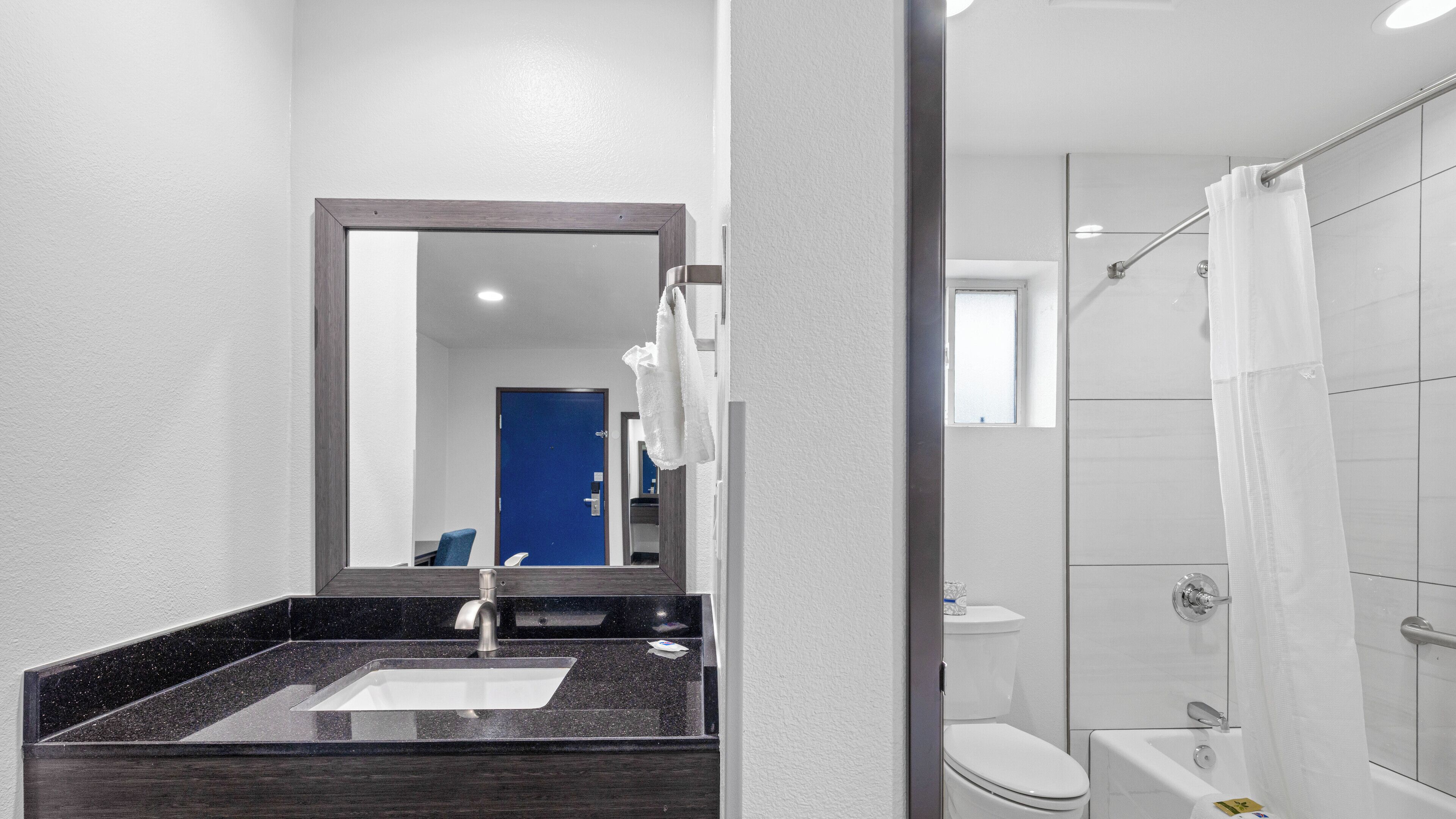 Bañera con ducha, artículos de tocador gratuitos, secador de pelo