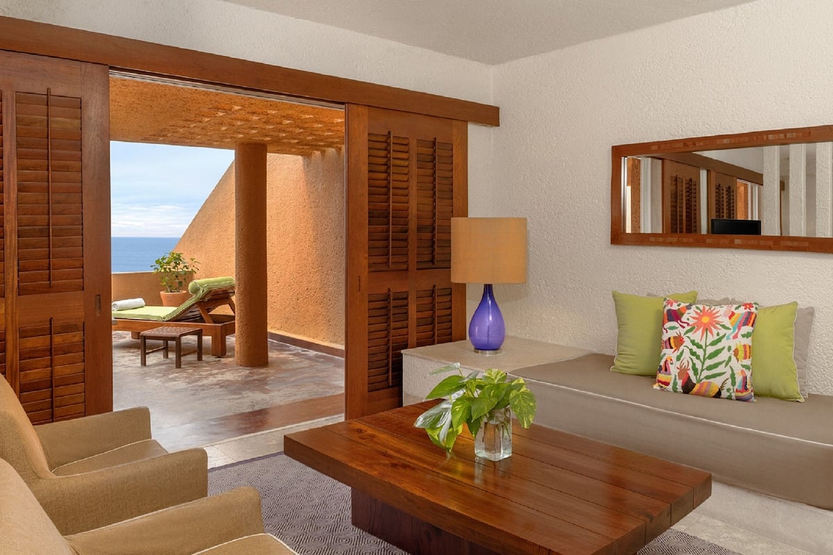 junior suite | living area | flat-screen tv, ipod dock, pay films