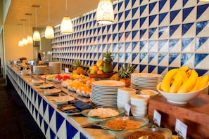 A buffet with various food items and a tiled wall with a geometric pattern. - Las Brisas Ixtapa (Ixtapa)