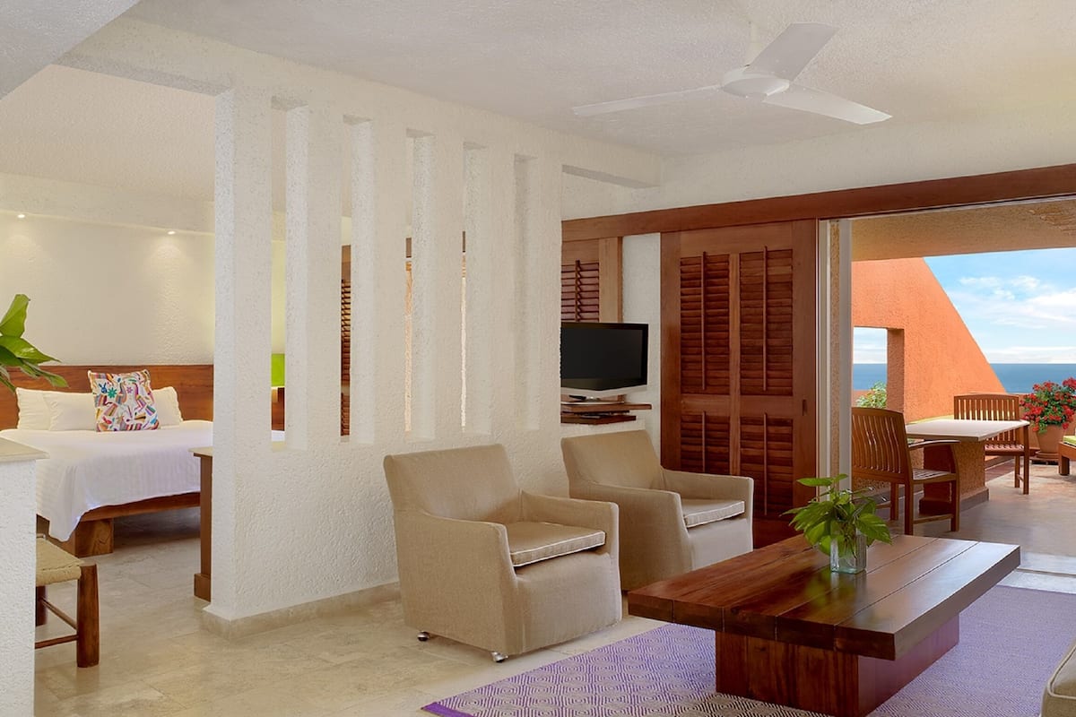 Junior Suite | In-room safe, desk, iron/ironing board, free WiFi