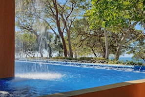 3 piscines extérieures