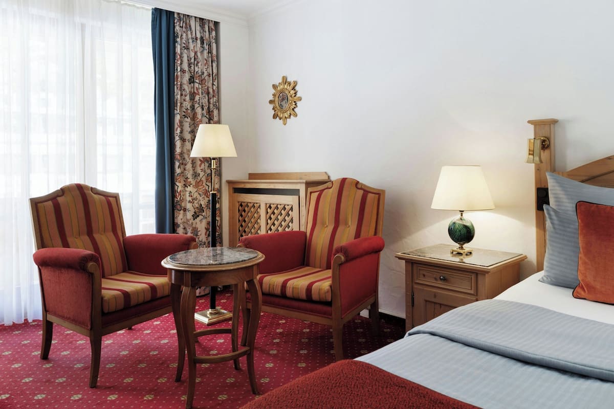 Rom – classic, 1 queensize-seng, fjellutsikt (Balcony) | Allergitestet sengetøy, safe på rommet, skrivebord og blendingsgardiner