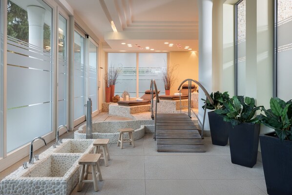 Sauna, hot tub, Turkish bath/hammam, body treatments, hot stone massages