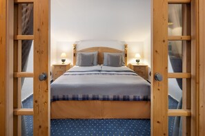 Hypo-allergenic bedding, in-room safe, desk, blackout curtains