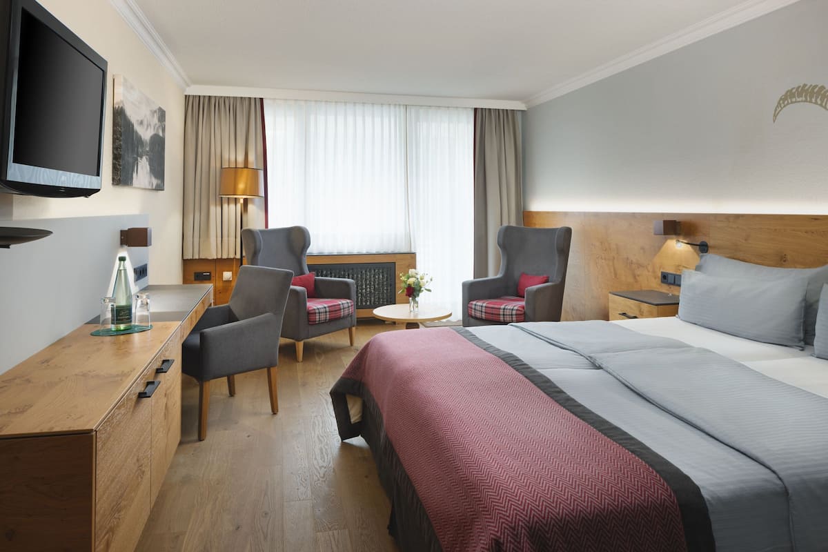Deluxe Room, 1 King Bed, Non Smoking, Mountain View (Balcony) | Hypo-allergenic bedding, in-room safe, desk, blackout drapes