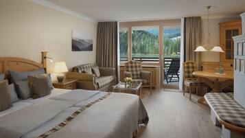 Allergiatestatut vuodevaatteet, tallelokero huoneessa, työpöytä