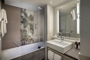 Kostenlose Toilettenartikel, Haartrockner, Bademäntel, Hausschuhe