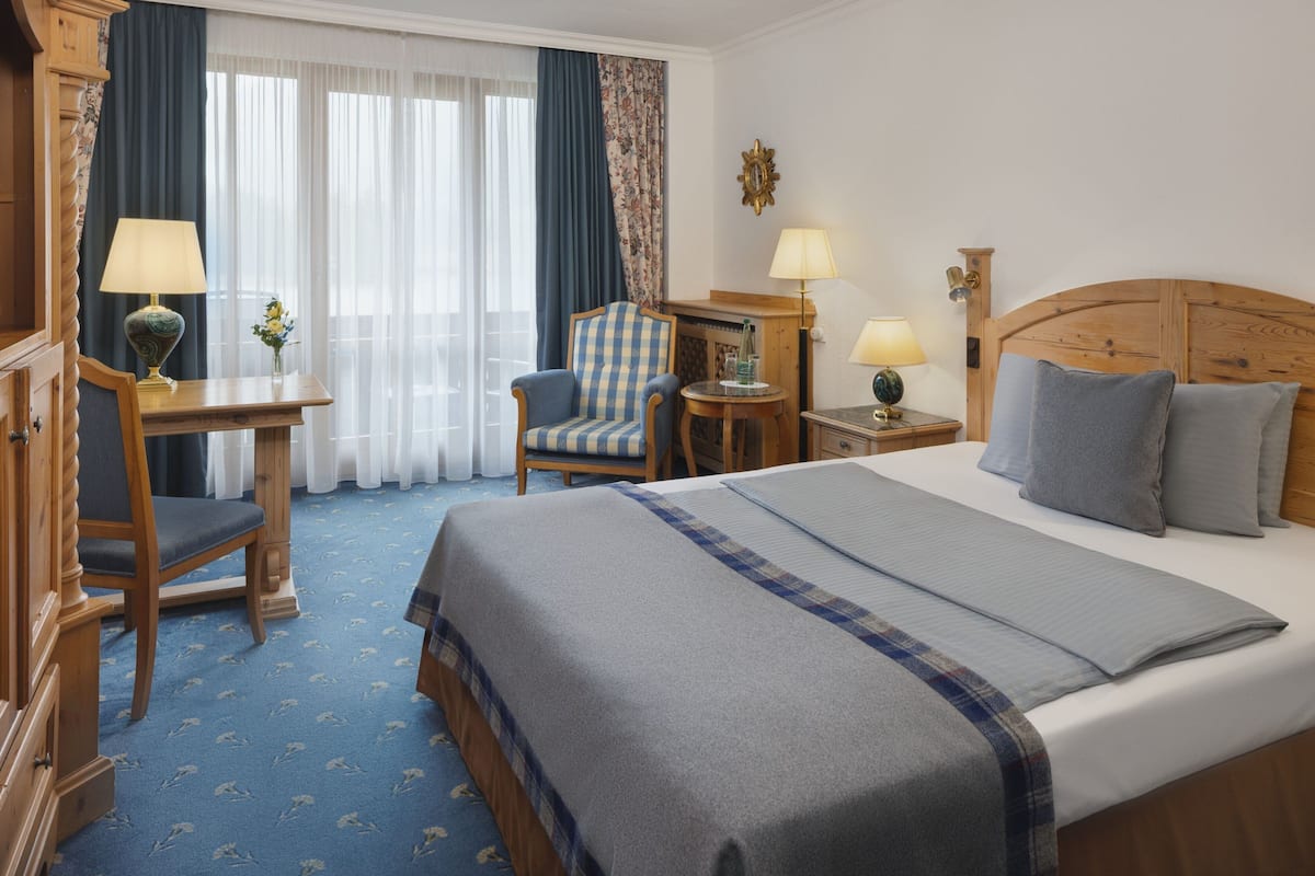 Room, 1 Queen Bed, Non Smoking, Mountain View (Balcony) | Hypo-allergenic bedding, in-room safe, desk, blackout drapes