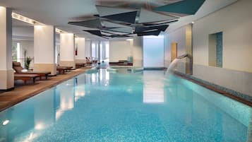 Piscine couverte, chaises longues