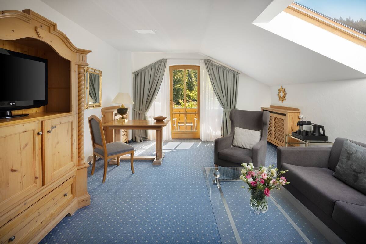 deluxe suite, 1 king bed, mountain view | 1 bedroom, hypo-allergenic bedding, in-room safe, desk