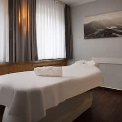 Sauna, hot tub, Turkish bath/hammam, body treatments, hot stone massages