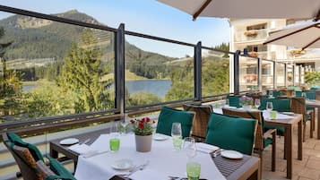 Sarapan prasmanan setiap hari (EUR 25 per orang)