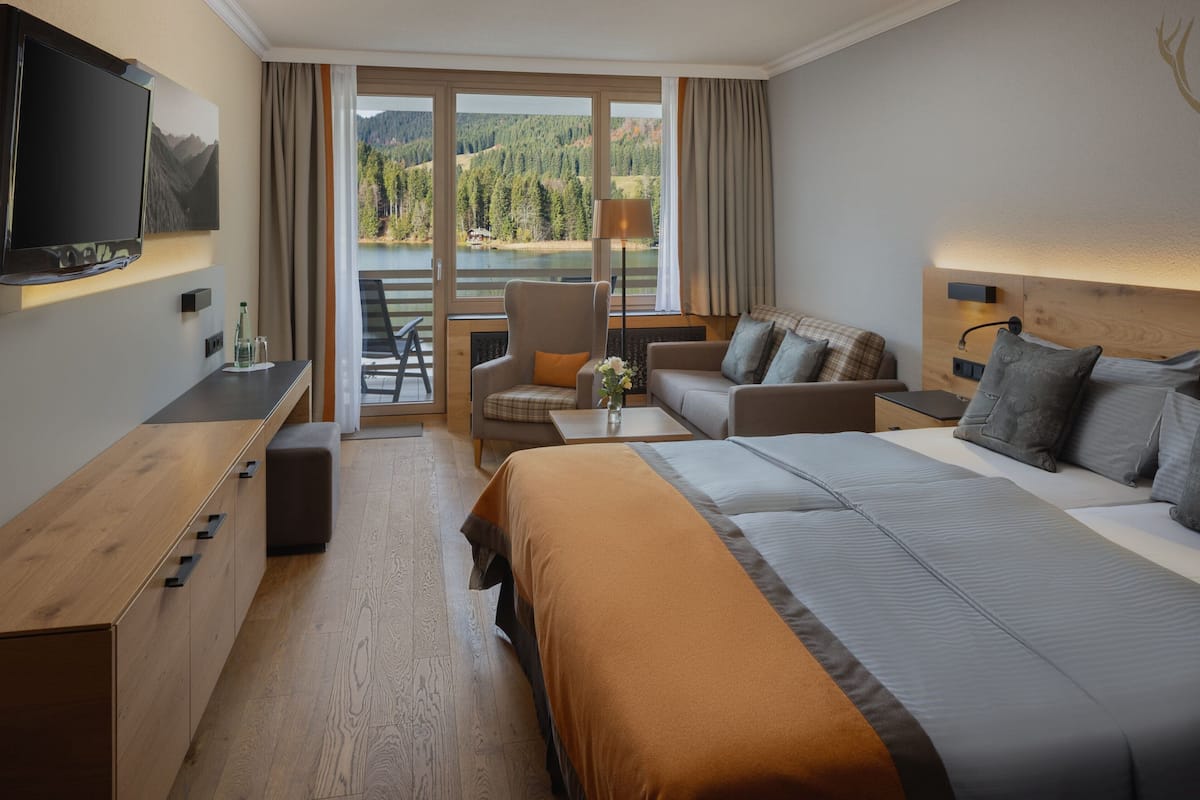 Deluxe Room, 1 King Bed, Non Smoking, Lake View (Balcony) | Lake view