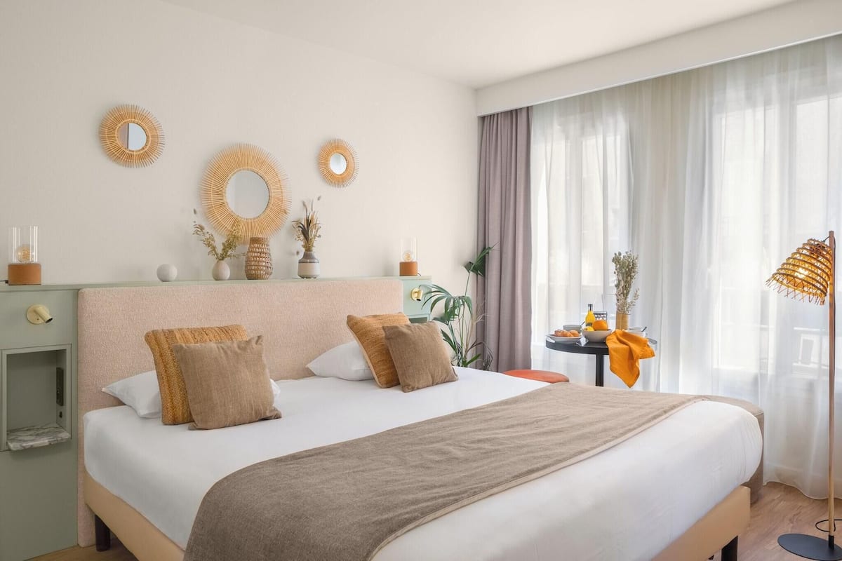Ropa de cama de alta calidad y caja de seguridad en la habitación