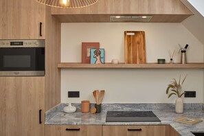 Comfort Apartment | Private kitchen | Fridge, microwave, oven, stovetop - Pepper & Paper Apartments (Paris)