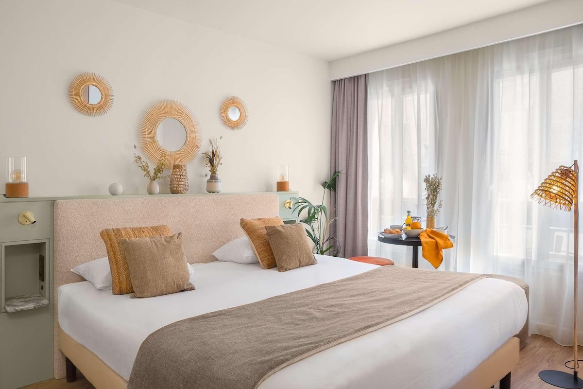 Ropa de cama de alta calidad y caja de seguridad en la habitación