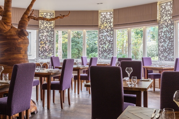 Se sirven desayunos, comidas y cocina británica con vista al jardín