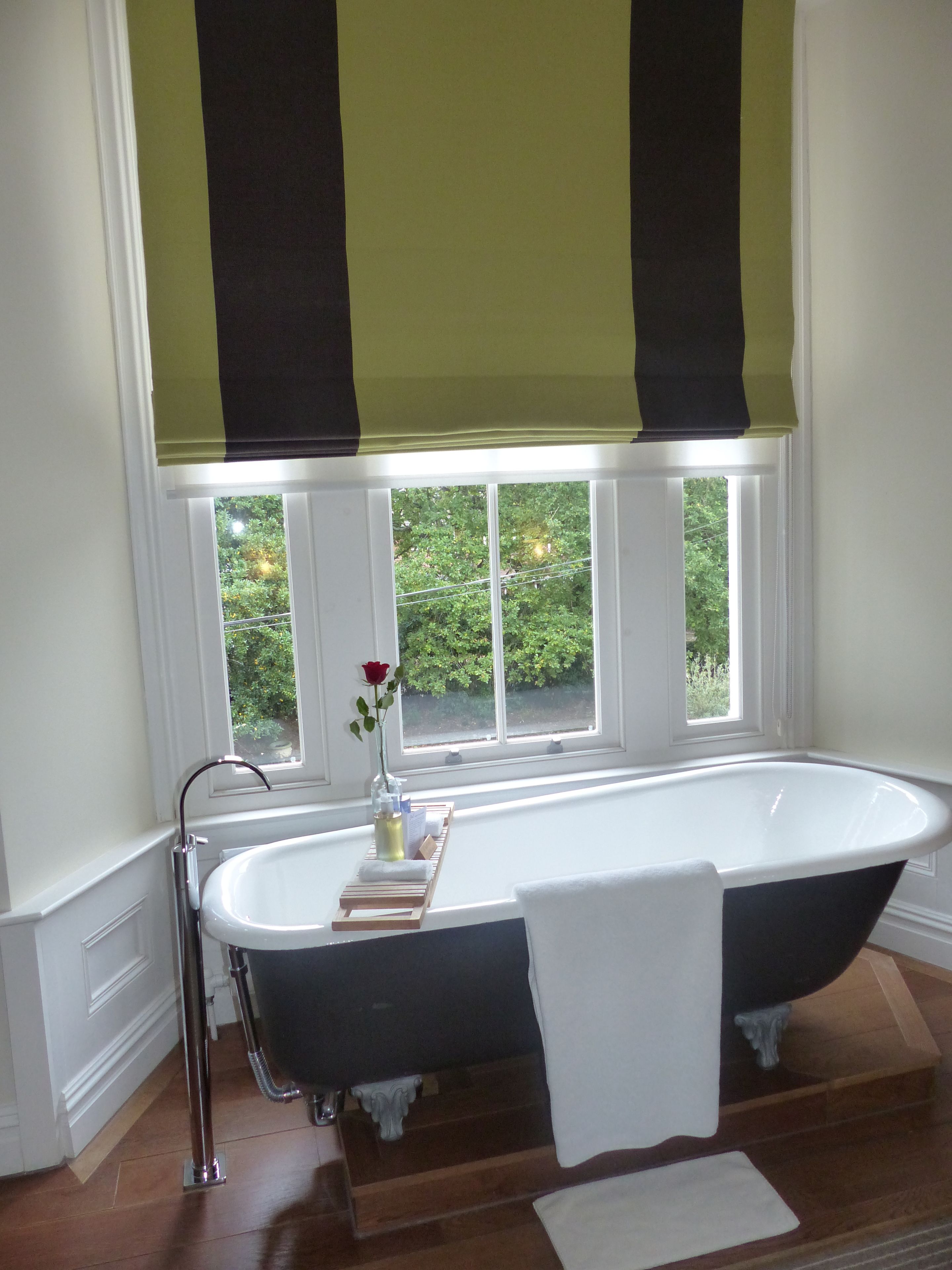 large double room | deep-soaking bathtub