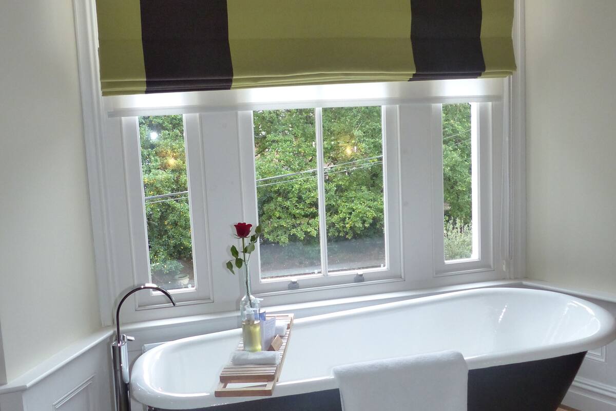 large double room | deep-soaking bathtub