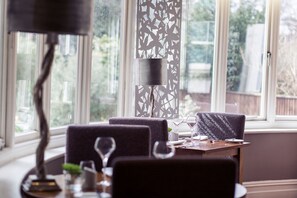 Déjeuner, dîner et souper servis sur place, vue sur le jardin 