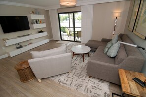 Televisión de 43 pulgadas con canales digitales, un reproductor de DVD