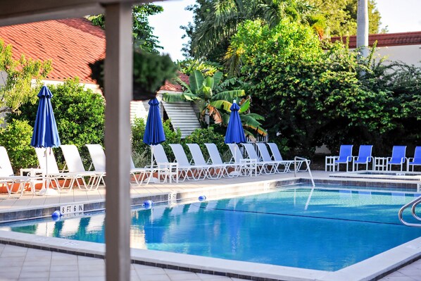 2 piscines extérieures, parasols de plage, chaises longues