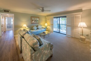 Televisión de 43 pulgadas con canales digitales, un reproductor de DVD