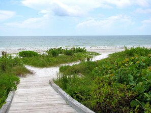 On the beach, white sand, sun-loungers, beach umbrellas - Sanibel Moorings Condo Resort (Sanibel)