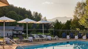 Outdoor pool - Bluebird Cady Hill Lodge (Stowe)