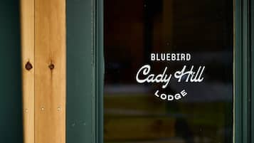 Een raam met de tekst 'BLUEBIRD Cady Hill LODGE'.