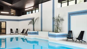 Inomhuspool och utomhuspool