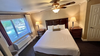 Family Suite | Iron/ironing board, WiFi, bed sheets at Yosemite View Lodge