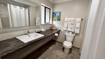 Family Apartment | Bathroom | Combined shower/tub, eco-friendly toiletries, hair dryer, towels at Yosemite View Lodge