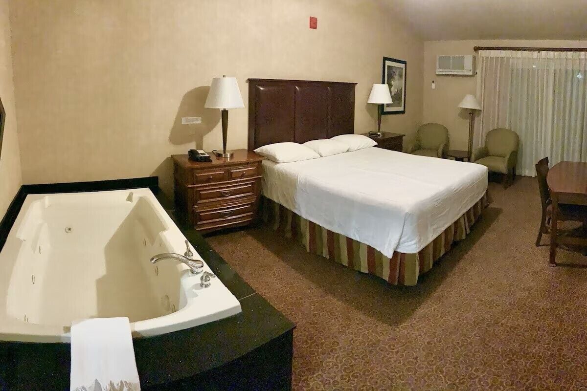Iron/ironing board, free WiFi, bed sheets