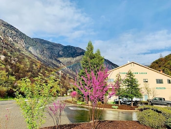 Property grounds at Yosemite View Lodge